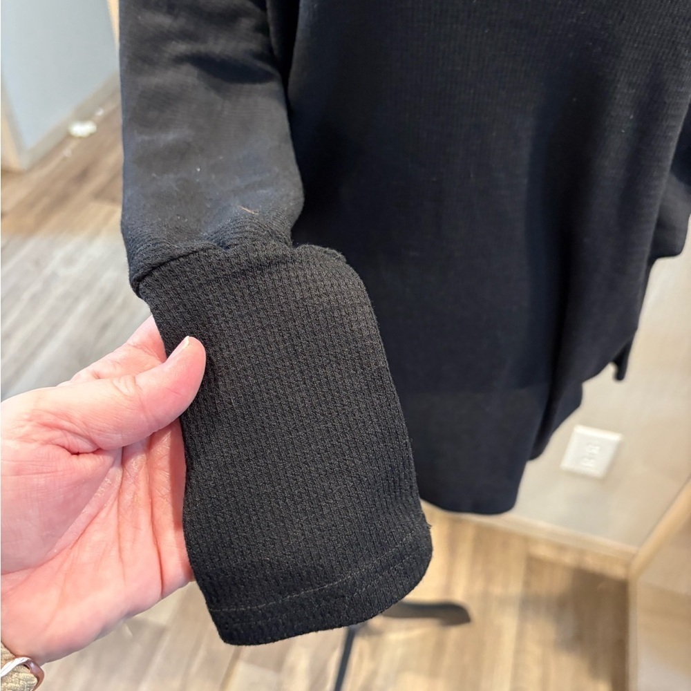 Ezbelle Elegant Black Knit Top - Picture 3 of 6